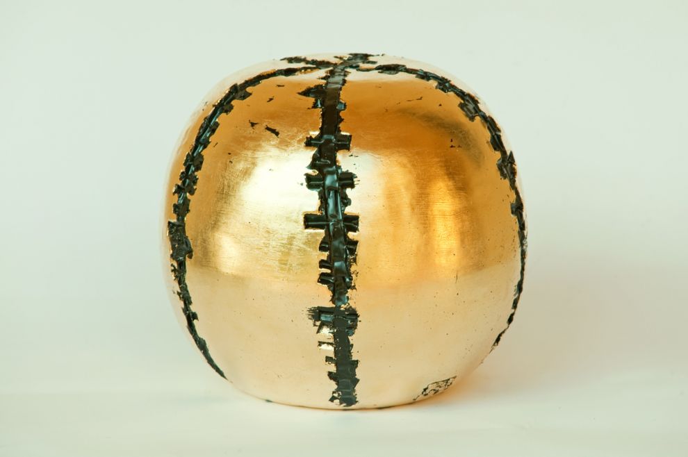 25 “Radiale” -  2017, dimensioni Ø 25
cm, foglia oro su ceramica smaltata