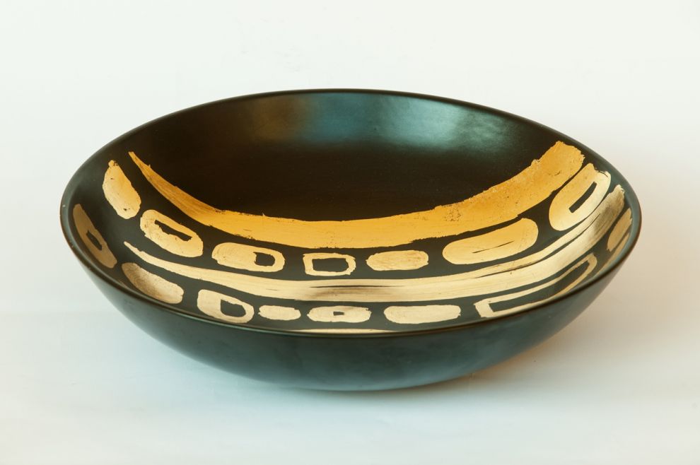23 “Bamboo”- 2017, diametro ciotola
50 cm, foglia oro su ceramica smaltata