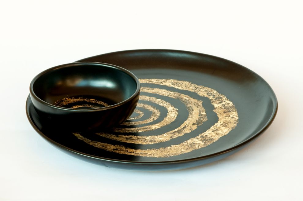 24 “Ellisse” - 2017, diametro piatto
42 cm, diametro ciotola 18 cm, foglia oro su ceramica smaltata